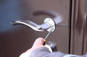 Замена дверной ручки металлической двери в Заинске